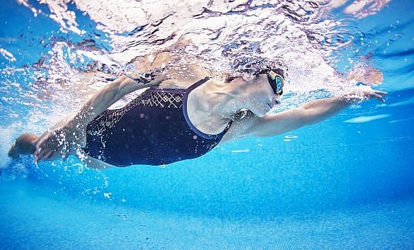 59284-Zone3-Iconic-bound-back-badpak-dames-afbeelding-4