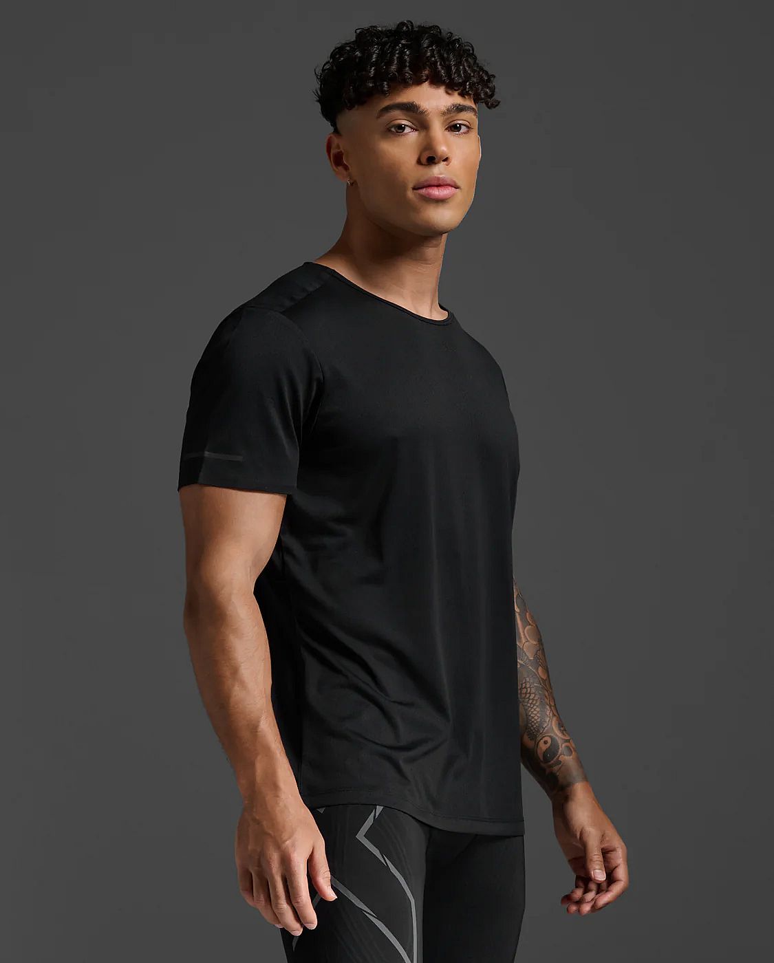 113511-2XU-Light-Speed-Tech-Tee-hardloopshirt-korte-mouw-Zwart-Reflecterend-Heren-afbeelding-5