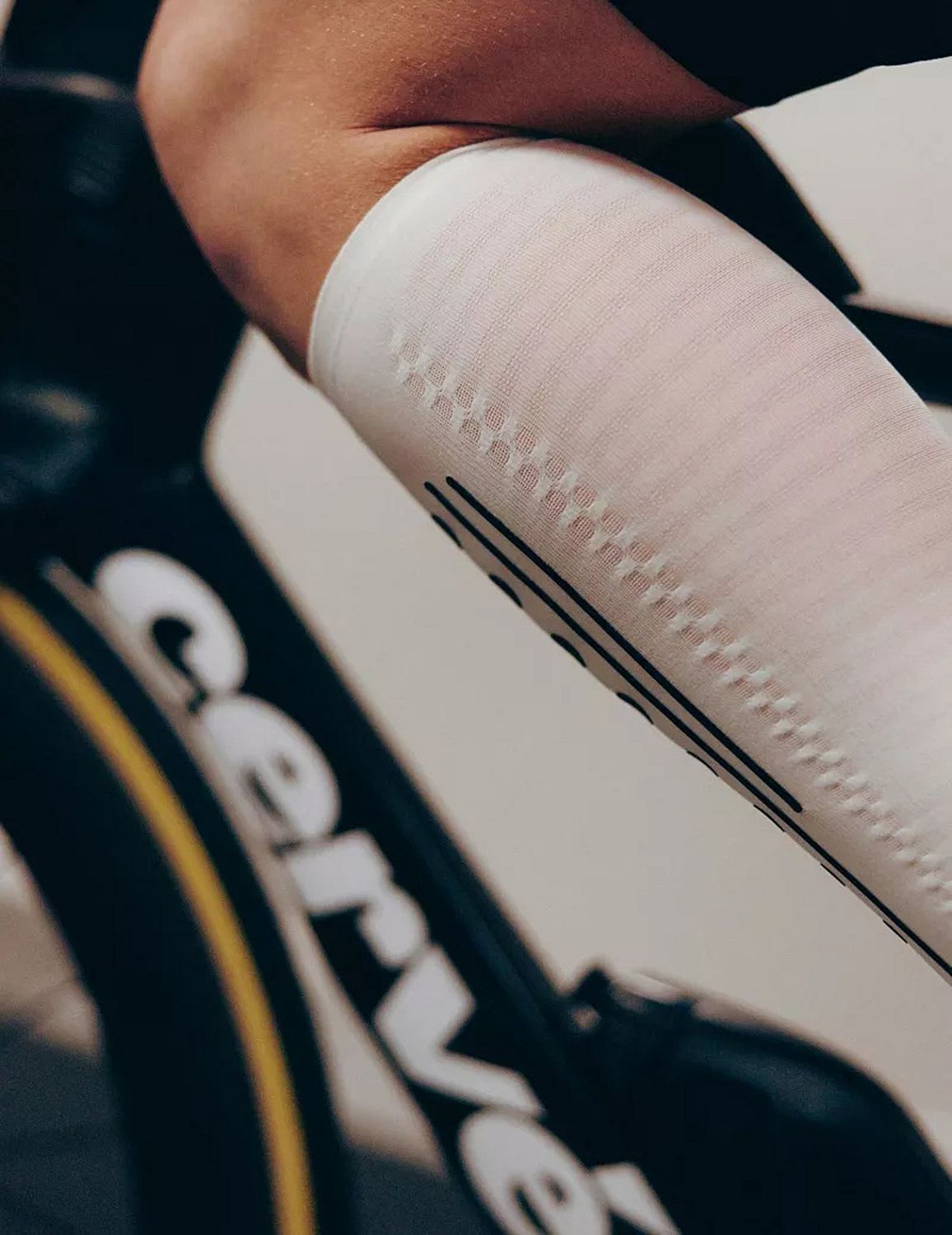 143880-Compressport-Aero-2.0-compressiesokken-witzwart-afbeelding-3