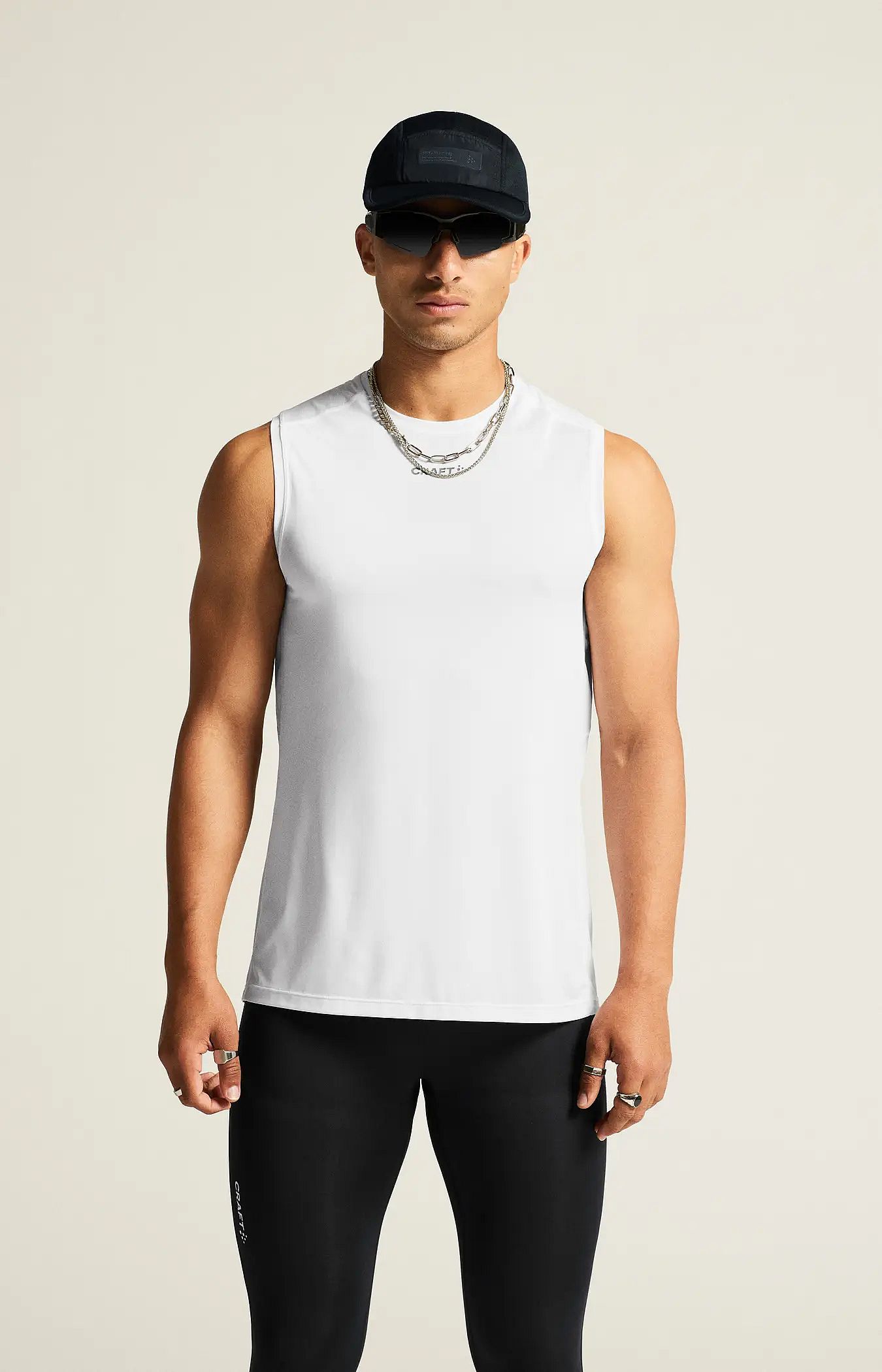 115341-Craft-ADV-Essence-2-hardloopshirt-mouwloos-wit-heren-afbeelding-2