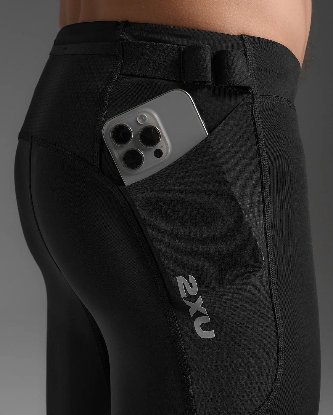 113645-2XU-Aero-Mesh-Compression-hardloopbroek-BlackSilver-Reflective-Heren-afbeelding-6