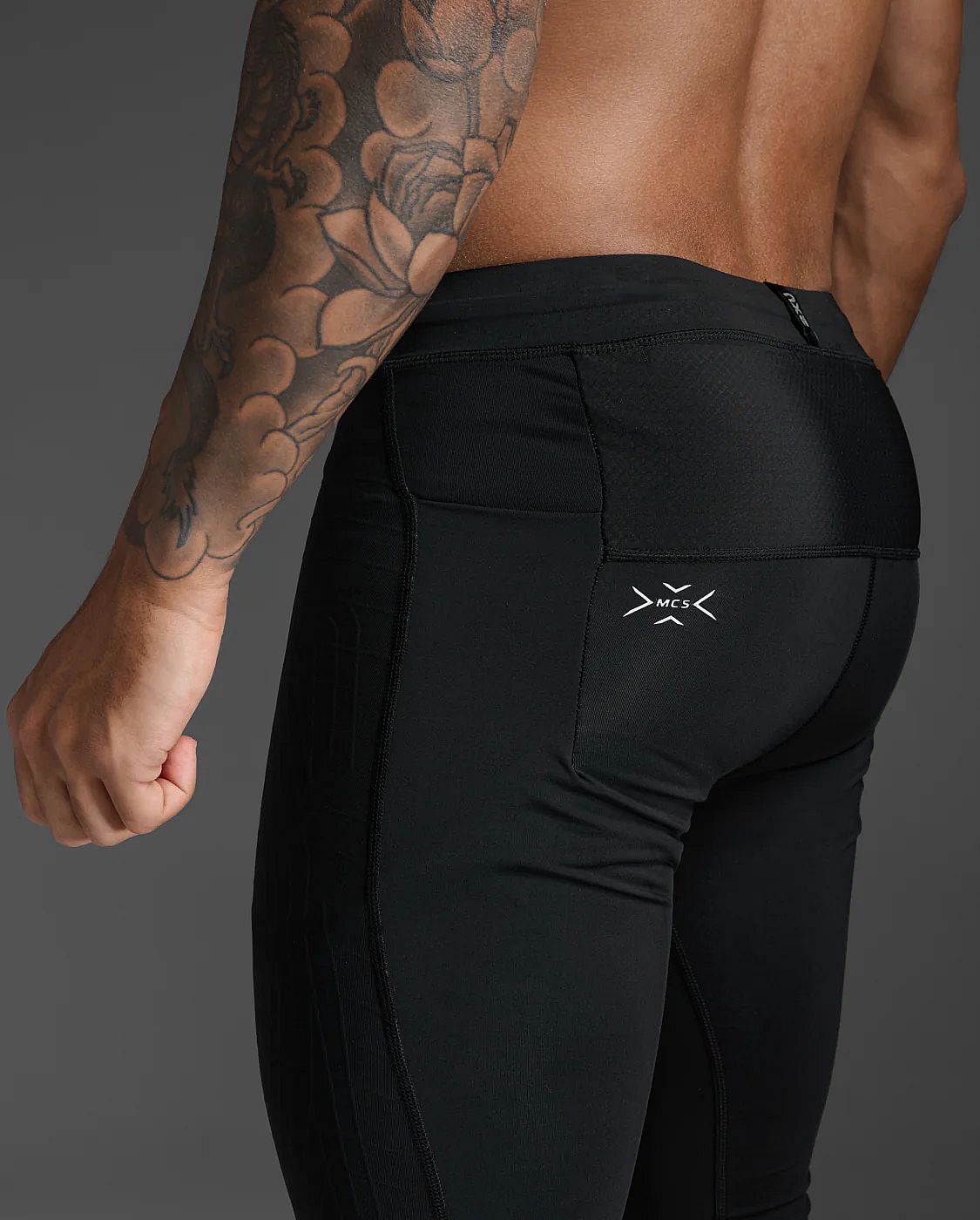113539-2XU-Light-Speed-React-Compression-hardloopbroek-BlackWhite-Reflective-Heren-afbeelding-6