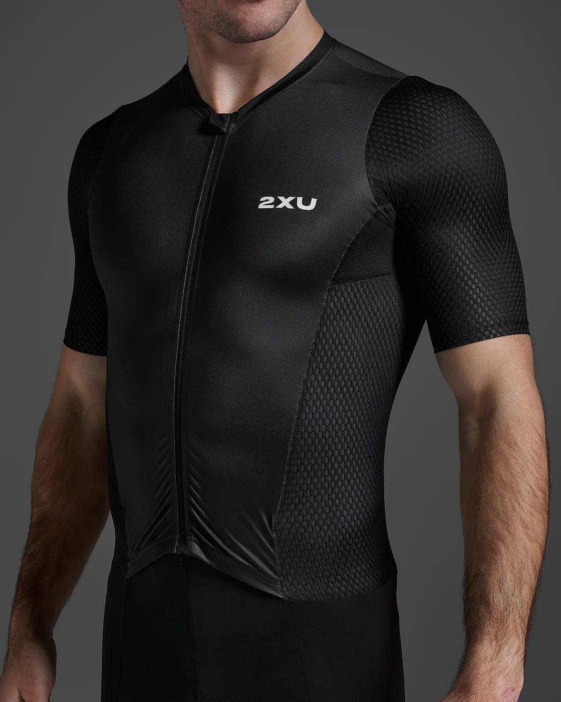 113323-2XU-Aero-Hex-Trisuit-korte-mouw-BlackWhite-Heren-afbeelding-6