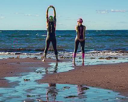 vrouw-man-in-wetsuit-