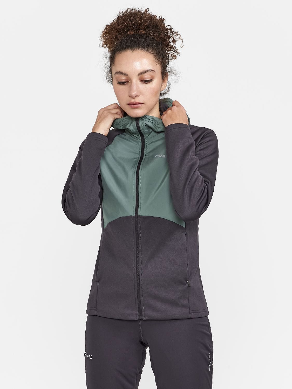 93332-Craft-ADV-Essence-Jersey-Hood-Jacket-slate-thyme-dames-afbeelding-2