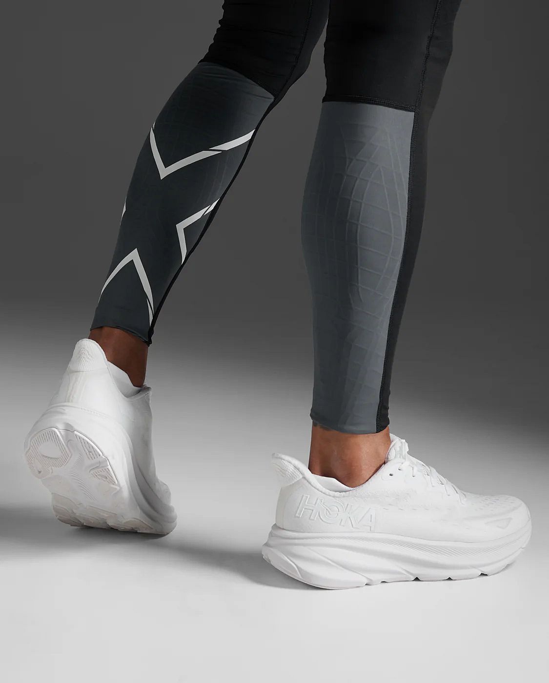 113539-2XU-Light-Speed-React-Compression-hardloopbroek-BlackWhite-Reflective-Heren-afbeelding-5