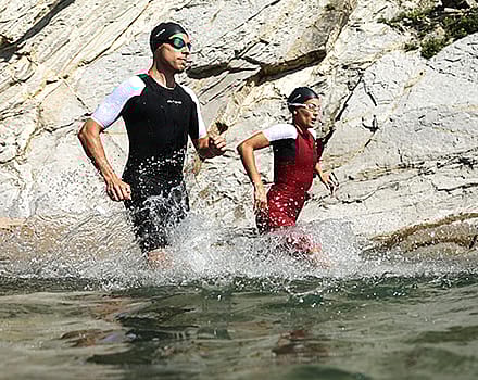 man-en-vrouw-in-trisuit-rennend-in-water-1