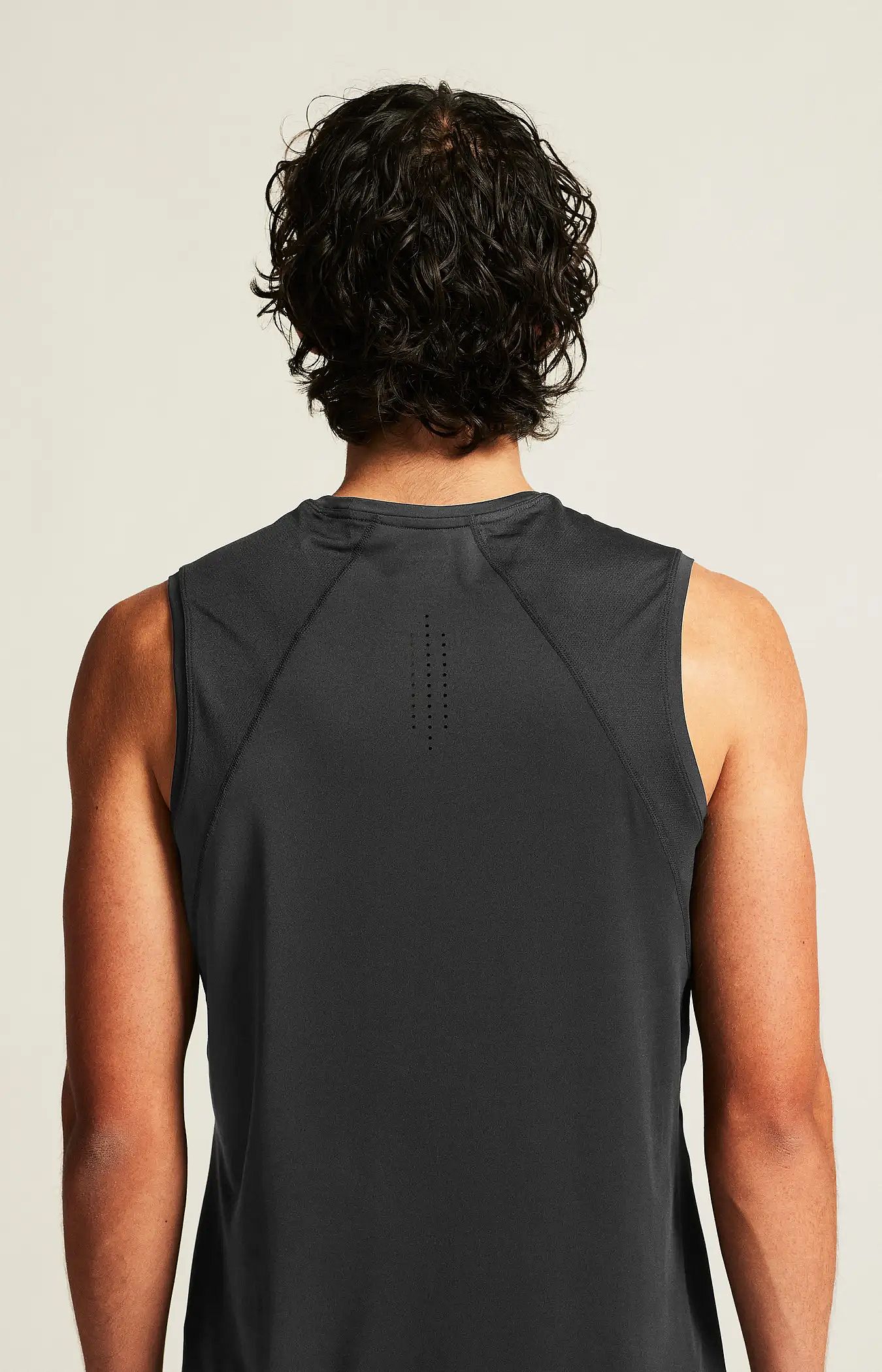 115351-Craft-ADV-Essence-2-hardloopshirt-mouwloos-zwart-heren-afbeelding-4