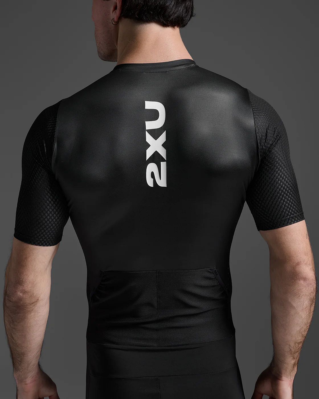113323-2XU-Aero-Hex-Trisuit-korte-mouw-BlackWhite-Heren-afbeelding-4