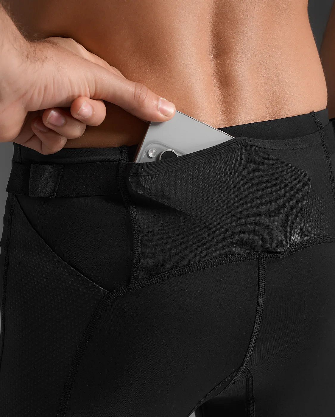 113645-2XU-Aero-Mesh-Compression-hardloopbroek-BlackSilver-Reflective-Heren-afbeelding-5