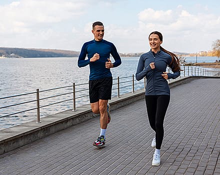 man-en-vrouw-samen-hardlopend-buiten