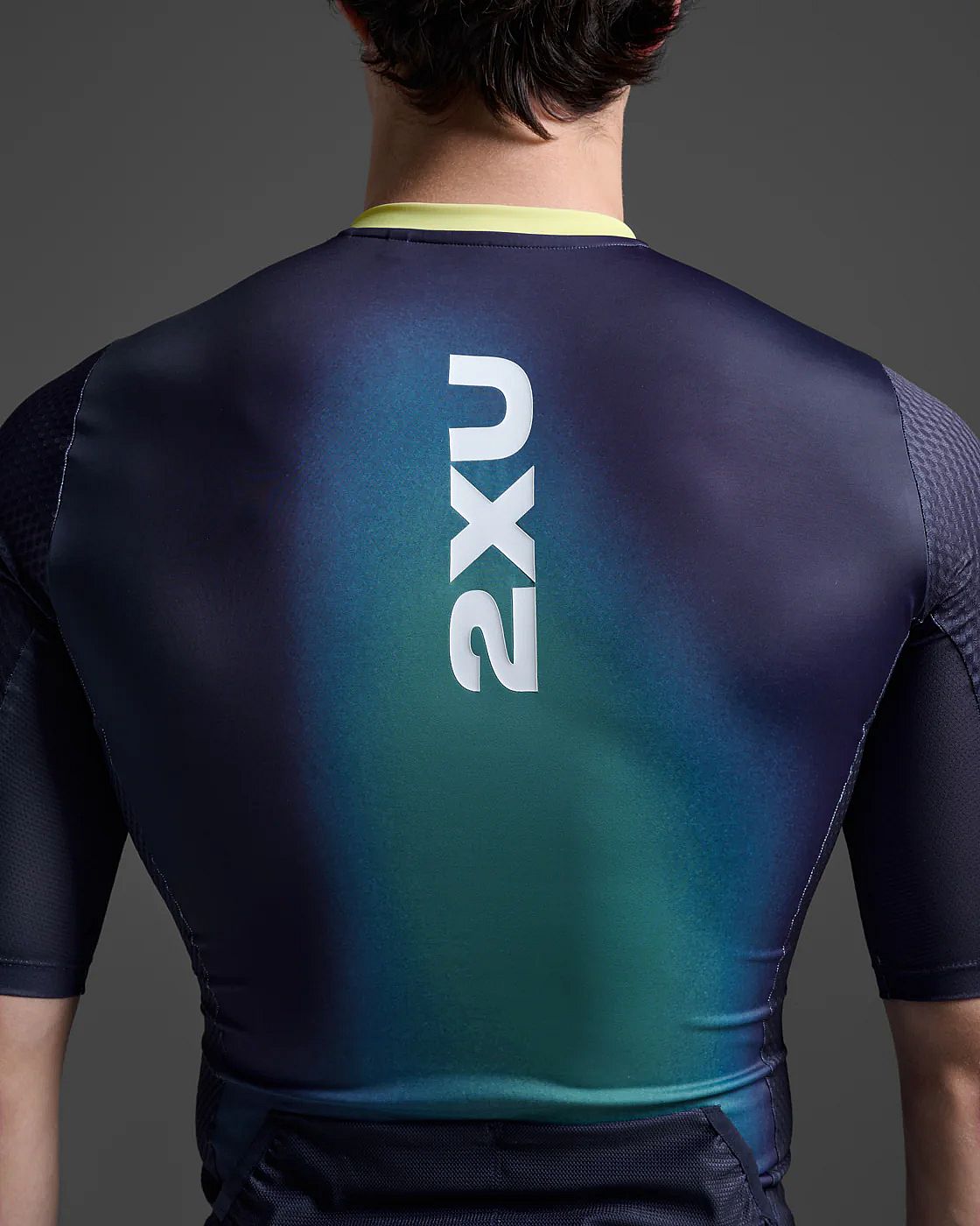 113343-2XU-Aero-Hex-Tri-top-korte-mouw-MidnightCool-Matcha-Heren-afbeelding-4