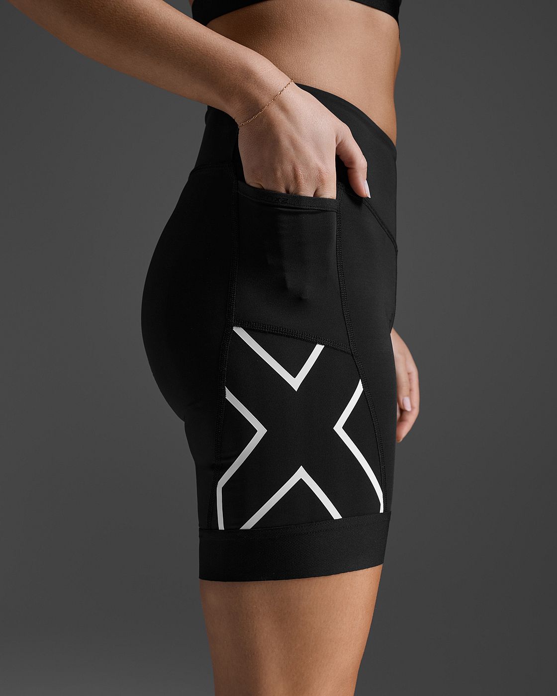 112705-2XU-Core-Tri-6-Inch-Shorts-BlackWhite-Dames-afbeelding-5