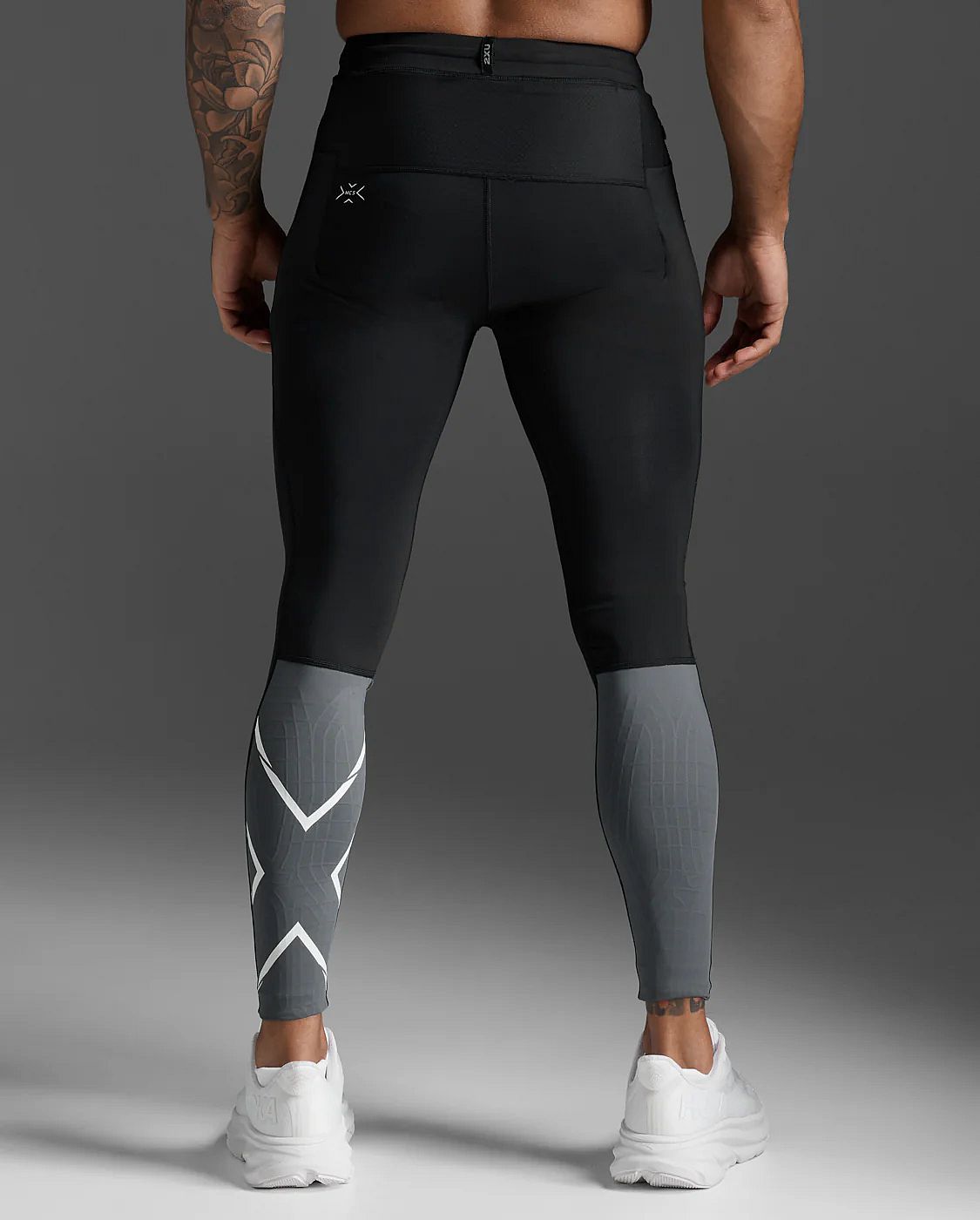 113536-2XU-Light-Speed-React-Compression-hardloopbroek-BlackWhite-Reflective-Heren-afbeelding-3