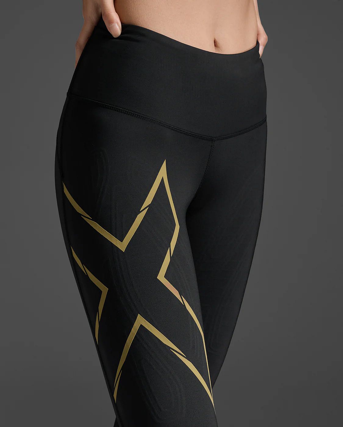 113295-2XU-Light-Speed-Mid-Rise-Compression-hardloopbroek-BlackGold-Reflective-Dames-afbeelding-4