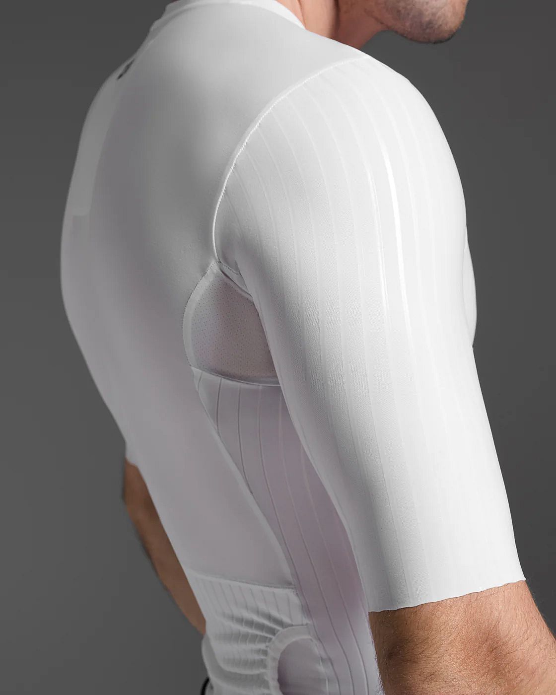 114730-2XU-Light-Speed-React-Sleeved-Trisuit-BlackWhite-heren-afbeelding-4
