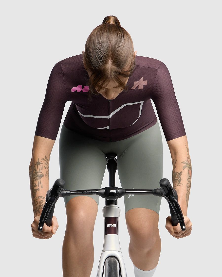 141300-Assos-Dyora-R-S11-fietsshirt-Panic-Red-dames-afbeelding-4
