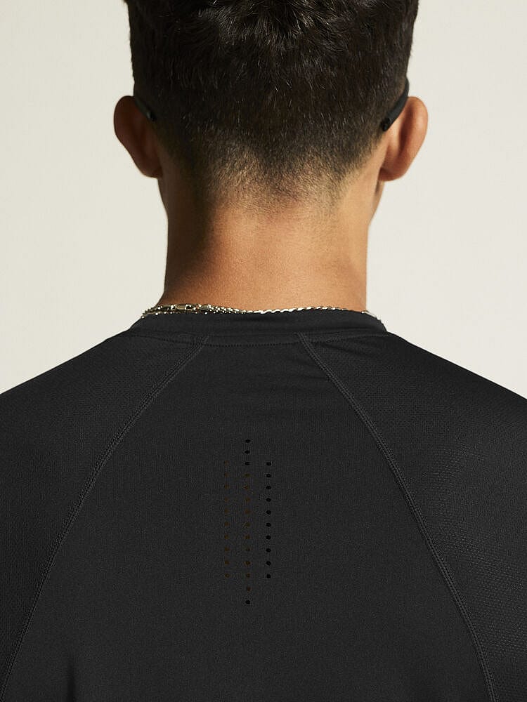 115323-Craft-ADV-Essence-2-hardloopshirt-lange-mouw-zwart-heren-afbeelding-3