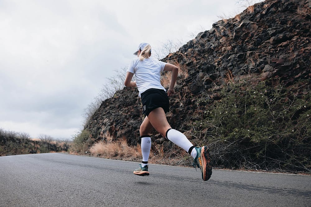 115786-Compressport-R2-3.0-witzwart-afbeelding-7