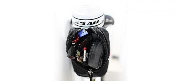 37103-XLAB-Aero-Pouch-300-zadeltas-zwart-afbeelding-3