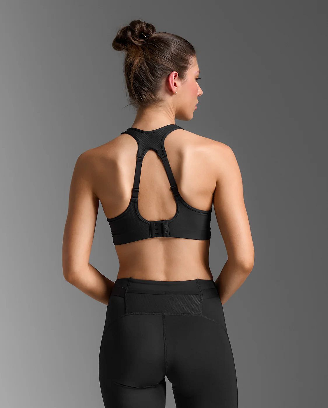 113668-2XU-Aero-Mesh-Medium-Impact-Bra-BlackSilver-Reflective-Dames-afbeelding-3