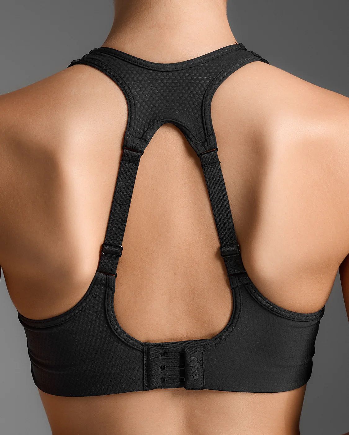 113668-2XU-Aero-Mesh-Medium-Impact-Bra-BlackSilver-Reflective-Dames-afbeelding-2