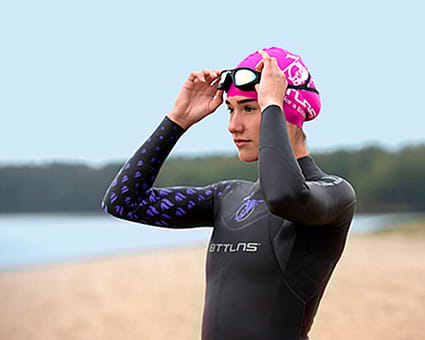 meisje-doet-bttlns-zwembril-op-voor-zwemmen