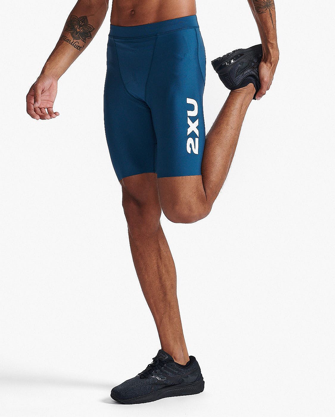 97903-2XU-Aero-9-inch-tri-shorts-blauwwit-heren-afbeelding-5