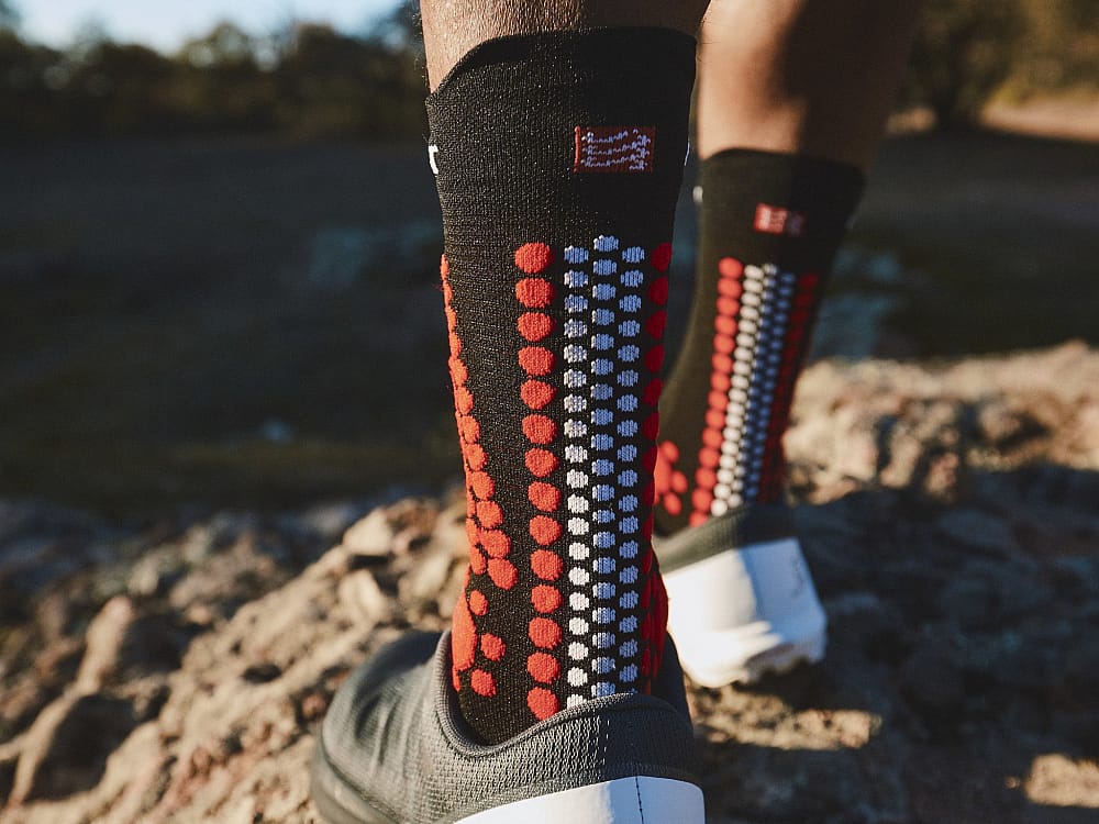 116048-Compressport-Pro-racing-v4.0-trail-hardloopsokken-zwartrood-afbeelding-4