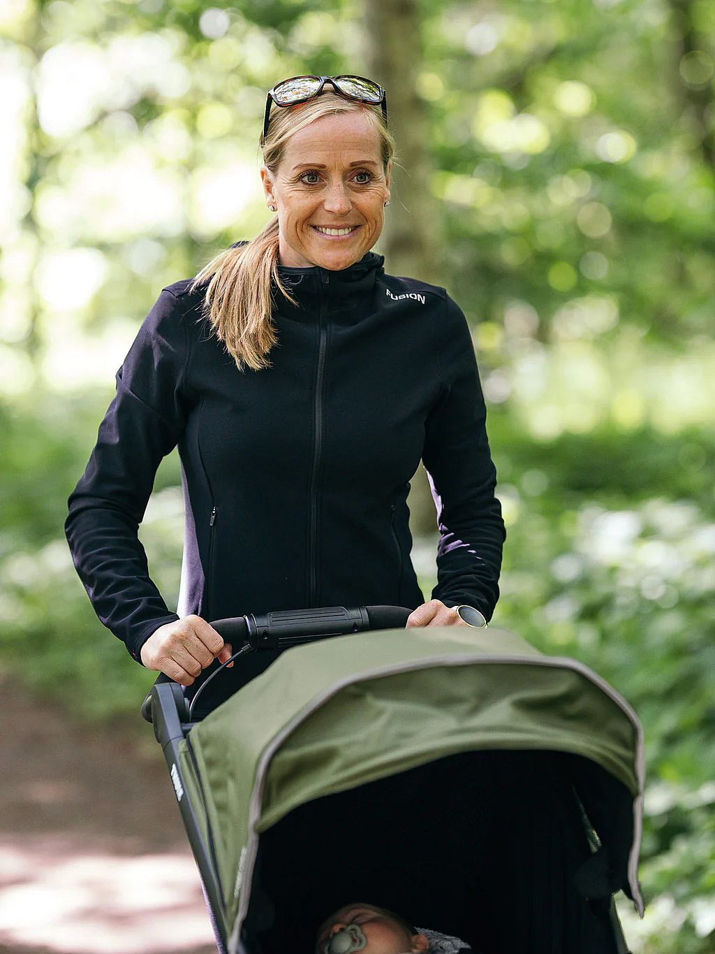 88753-Fusion-Recharge-Hoodie-zwart-dames-afbeelding-7