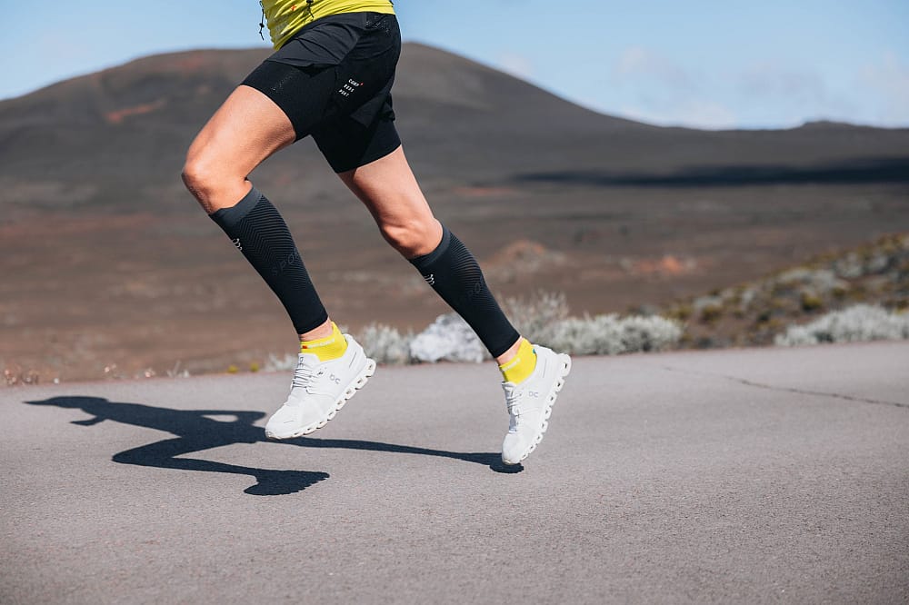 115773-Compressport-R2-Oxygen-zwartgrijs-afbeelding-4