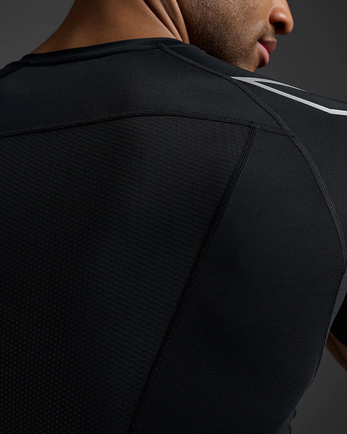 113434-2XU-Core-Compression-hardloopshirt-korte-mouw-BlackSilver-Heren-afbeelding-4