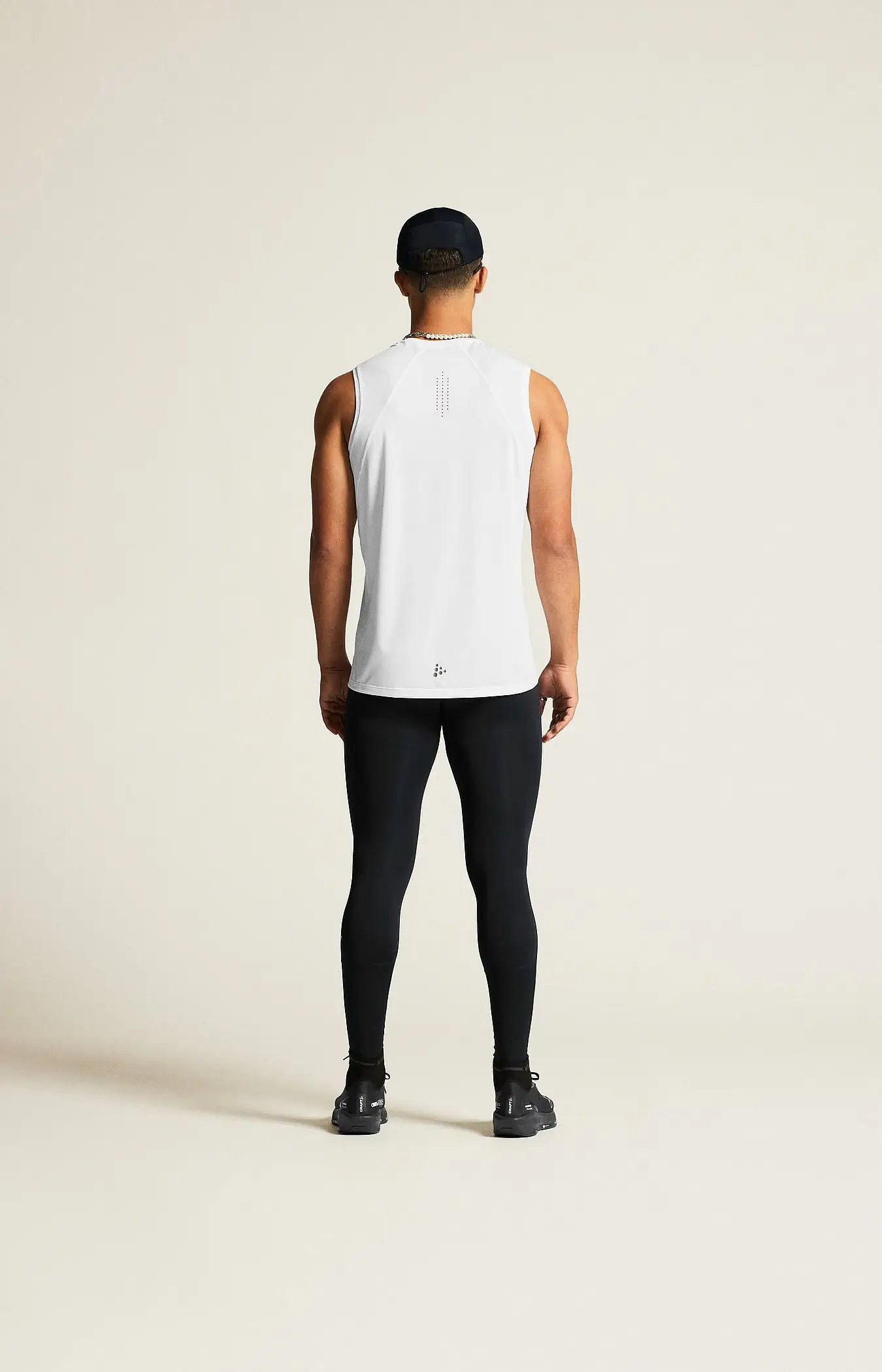 115337-Craft-ADV-Essence-2-hardloopshirt-mouwloos-wit-heren-afbeelding-4