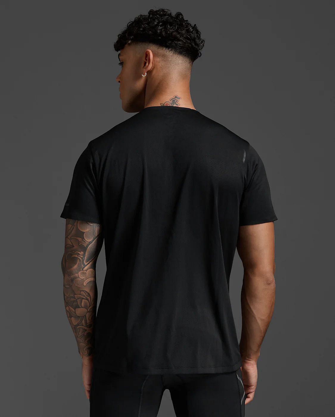 113511-2XU-Light-Speed-Tech-Tee-hardloopshirt-korte-mouw-Zwart-Reflecterend-Heren-afbeelding-2