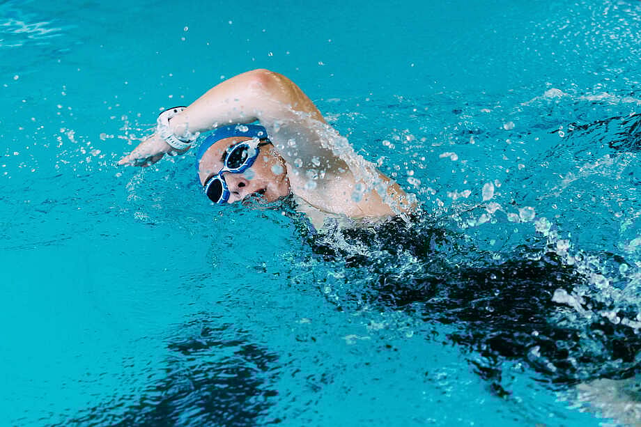 90203-Zoggs-Predator-donkere-lens-zwembril-blauwwit-afbeelding-3