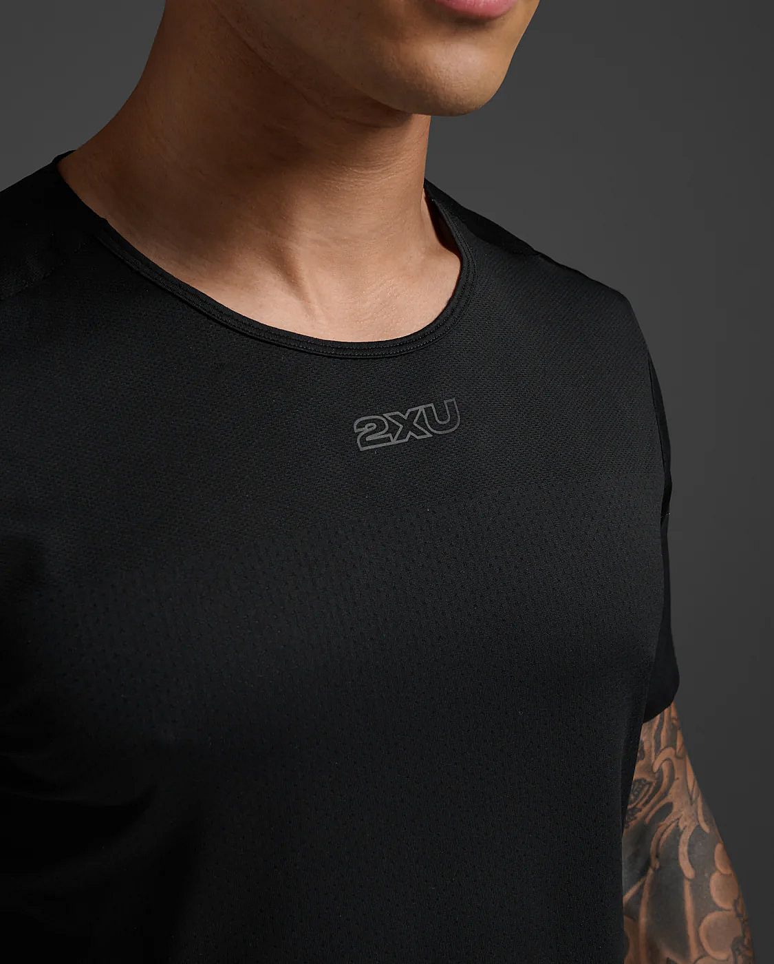 113511-2XU-Light-Speed-Tech-Tee-hardloopshirt-korte-mouw-Zwart-Reflecterend-Heren-afbeelding-4