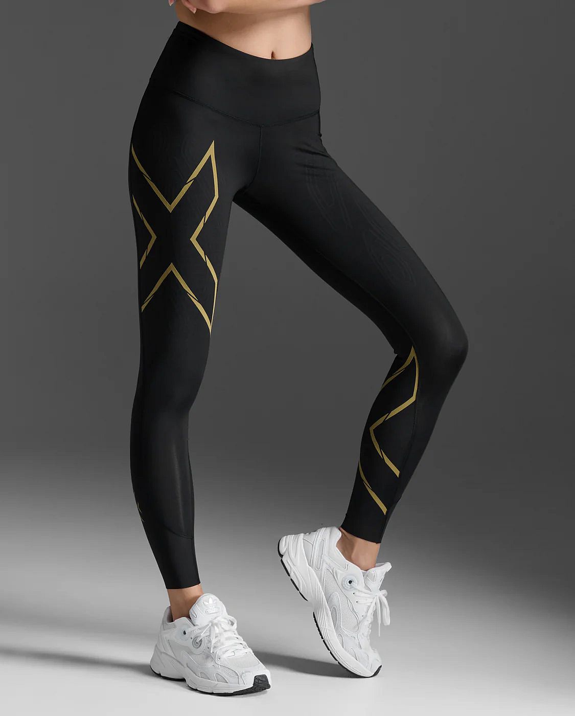 113295-2XU-Light-Speed-Mid-Rise-Compression-hardloopbroek-BlackGold-Reflective-Dames-afbeelding-6
