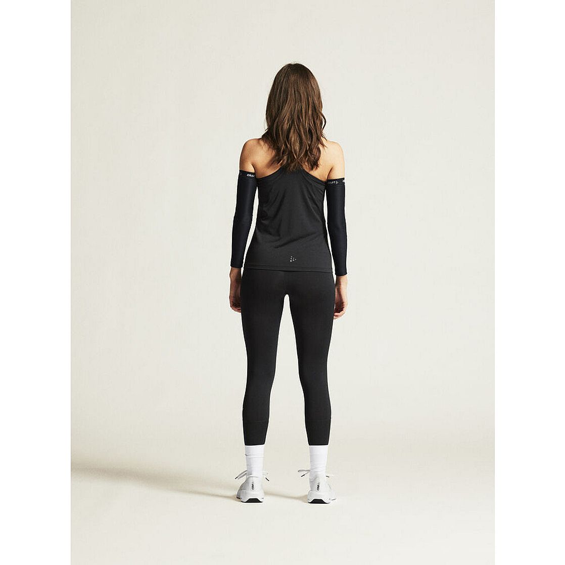 115175-Craft-ADV-Essence-2-hardloop-singlet-zwart-dames-afbeelding-3