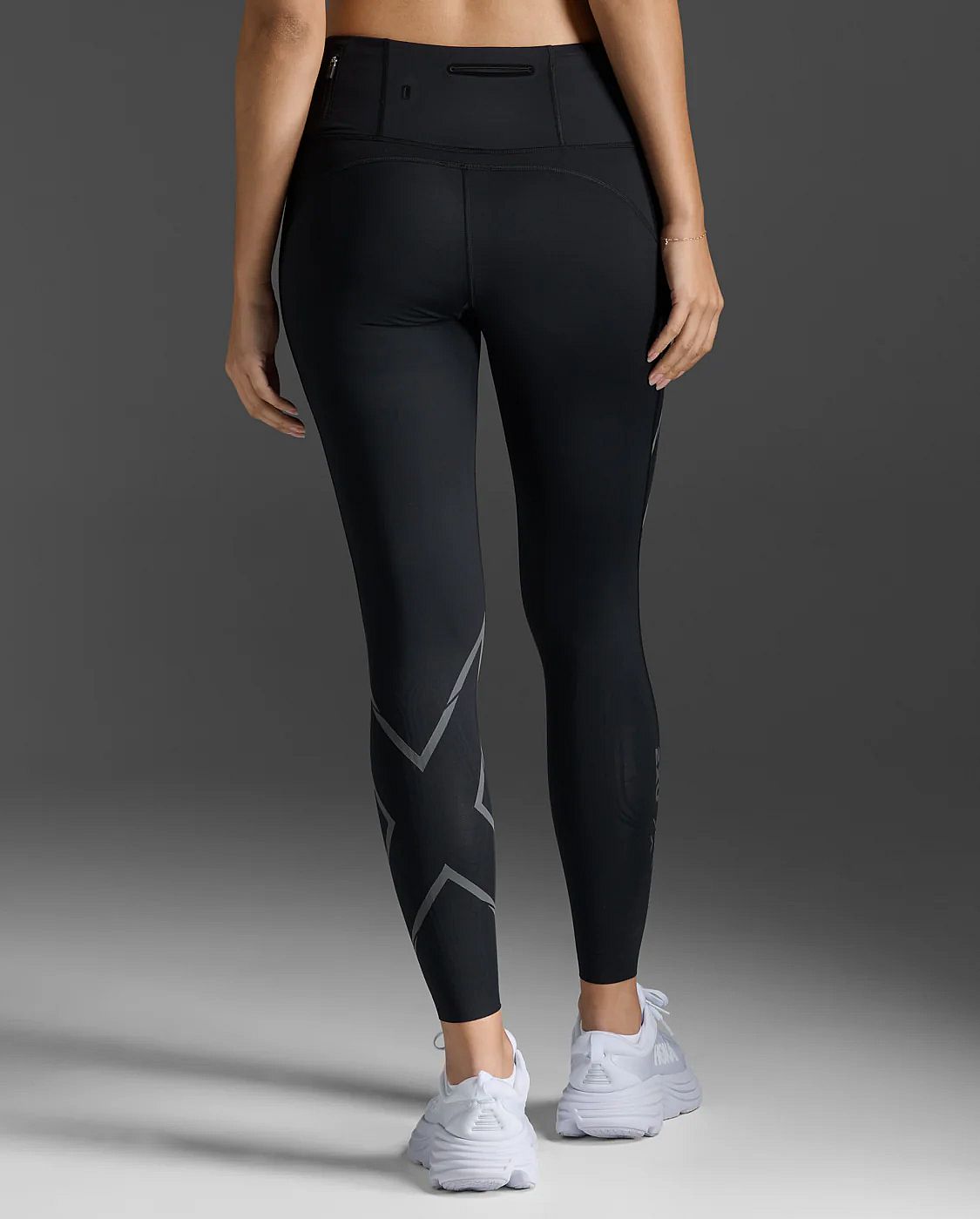 113288-2XU-Light-Speed-Mid-Rise-Compression-hardloopbroek-Zwart-Reflecterend-Dames-afbeelding-4