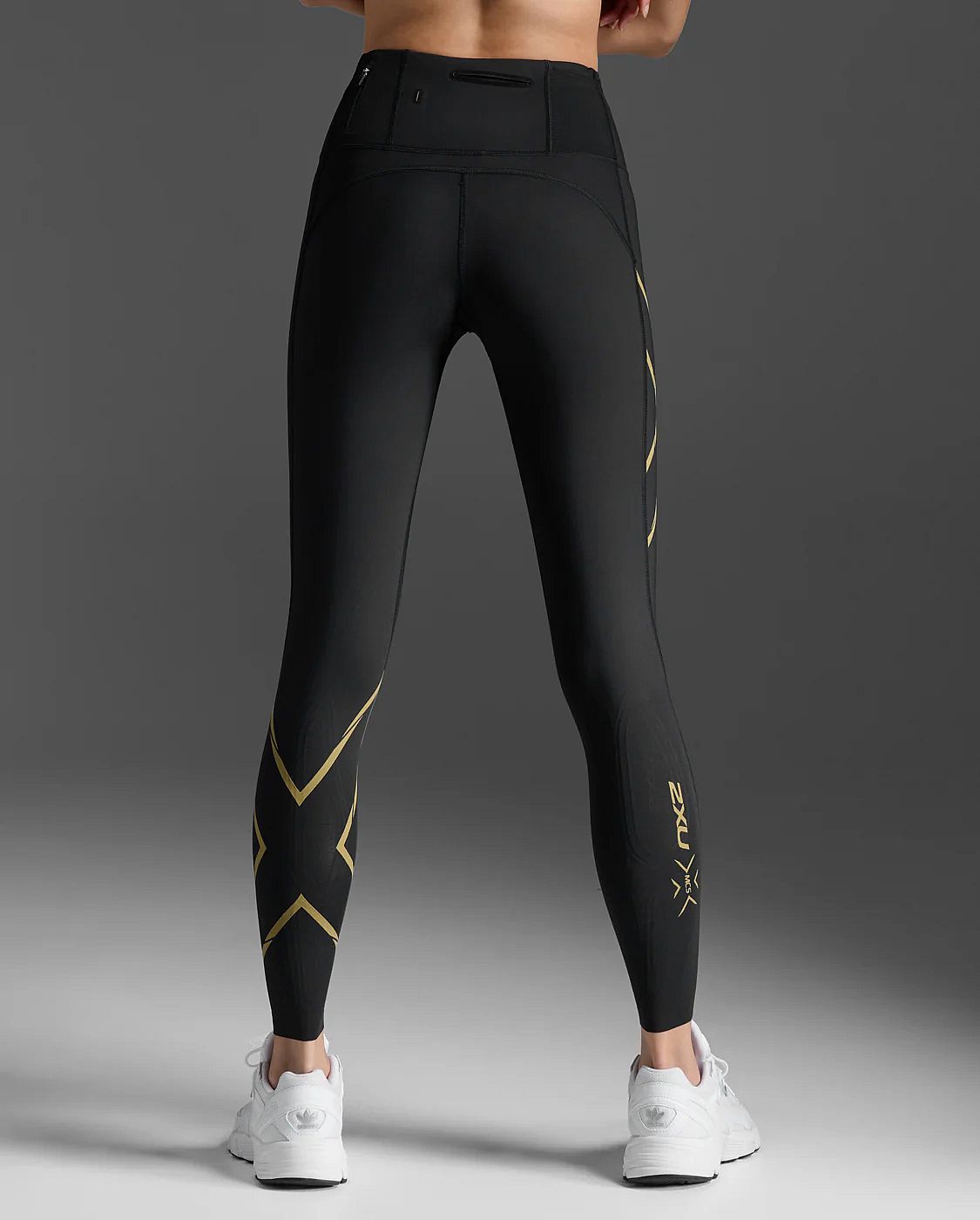 113292-2XU-Light-Speed-Mid-Rise-Compression-hardloopbroek-BlackGold-Reflective-Dames-afbeelding-5