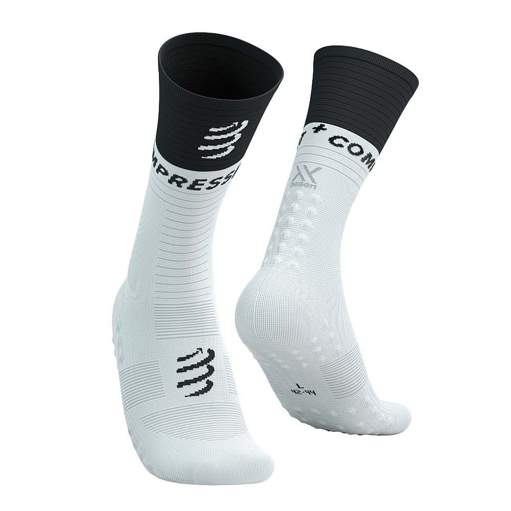 116060-Compressport-Mid-compression-socks-v2.0-witzwart-afbeelding-1