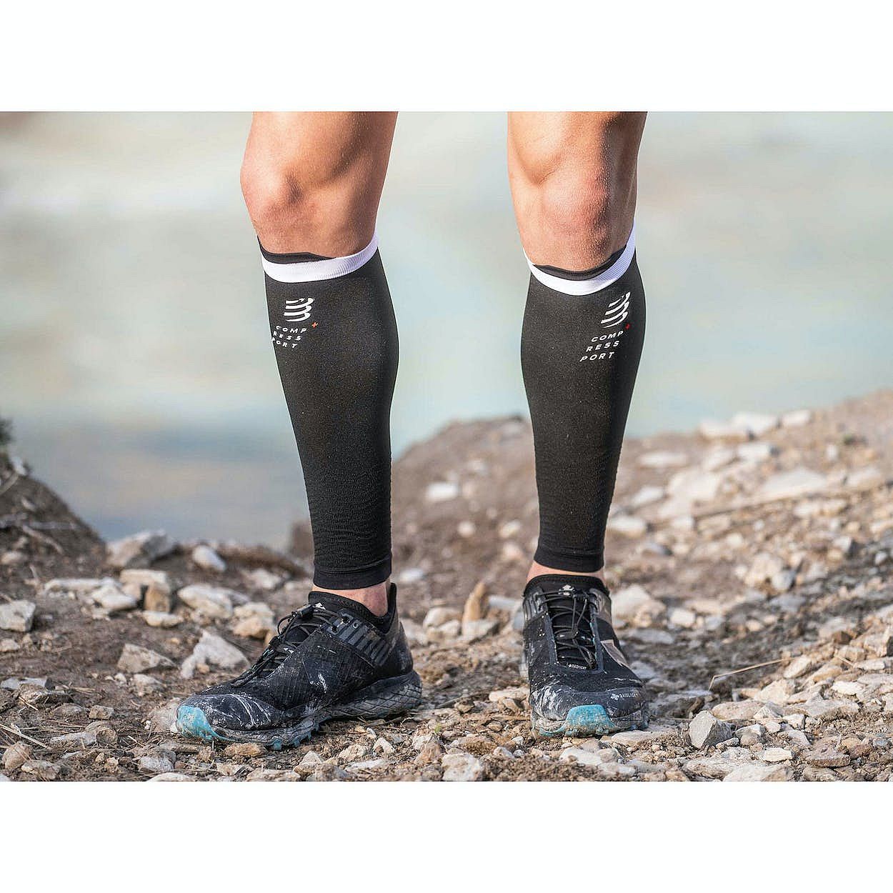 47496-Compressport-R2-v2-compressie-tubes-zwart-afbeelding-2
