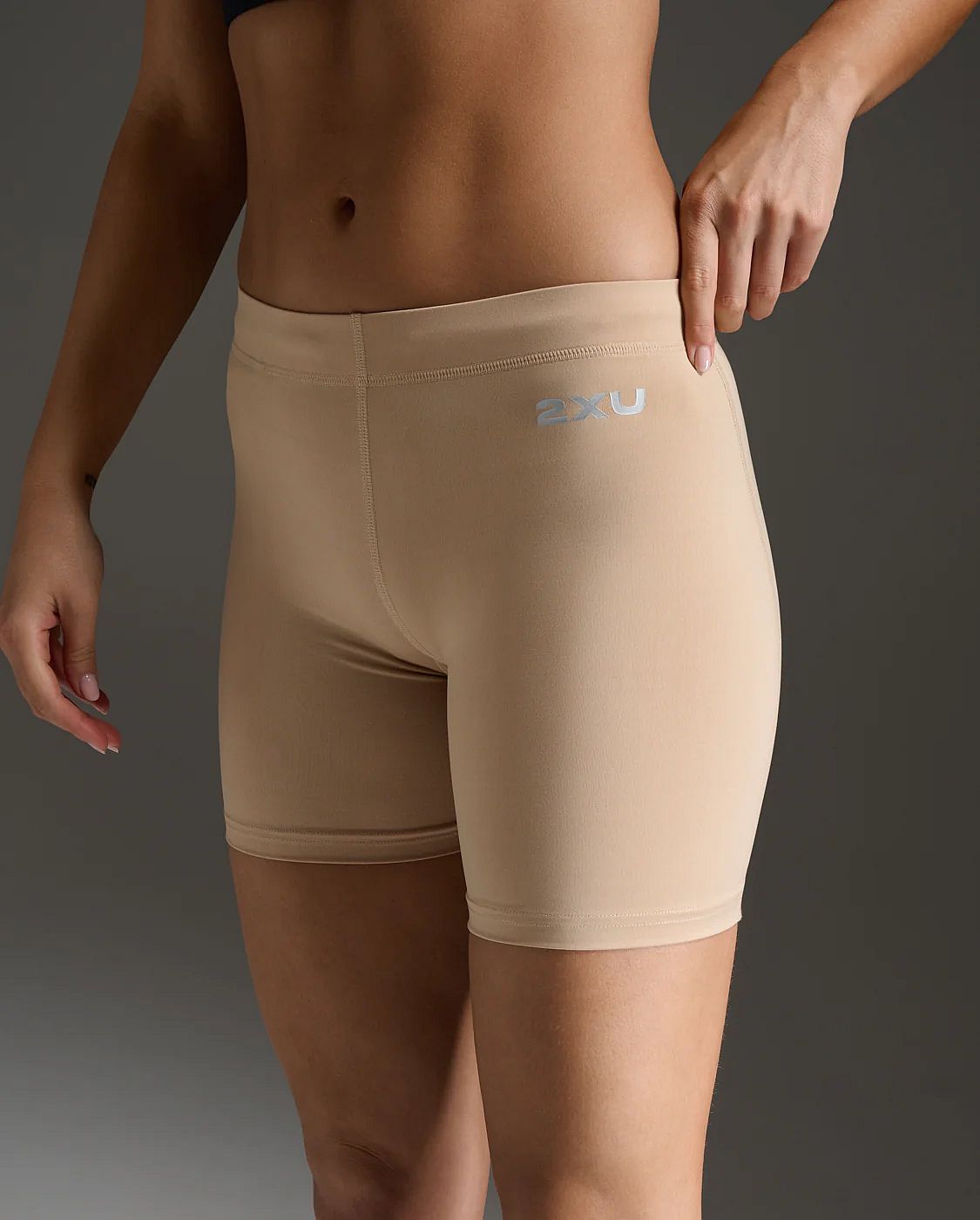 113095-2XU-Core-Compression-5-Inch-Game-Day-Short-BeigeSilver-Dames-afbeelding-4