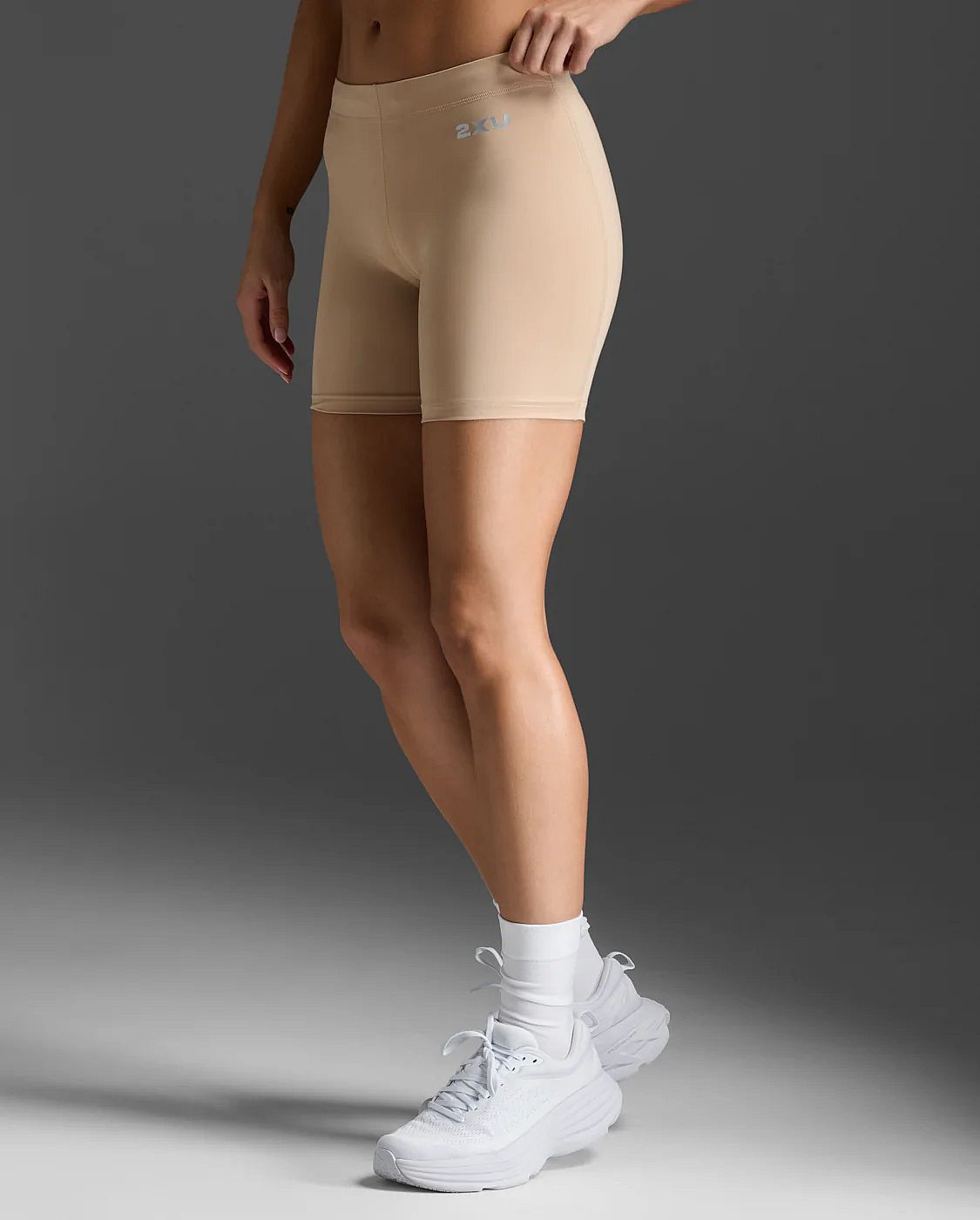 113095-2XU-Core-Compression-5-Inch-Game-Day-Short-BeigeSilver-Dames-afbeelding-3