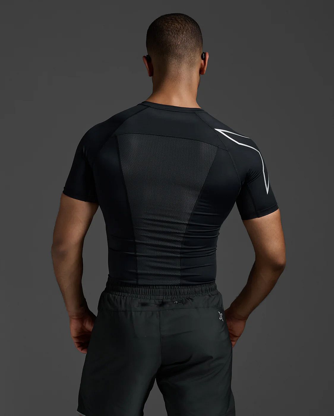113434-2XU-Core-Compression-hardloopshirt-korte-mouw-BlackSilver-Heren-afbeelding-5
