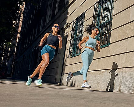 damens-samen-hard-lopend-buiten