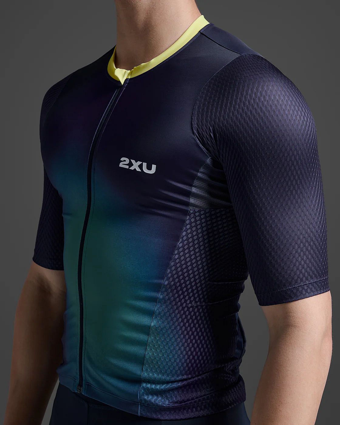 113343-2XU-Aero-Hex-Tri-top-korte-mouw-MidnightCool-Matcha-Heren-afbeelding-5