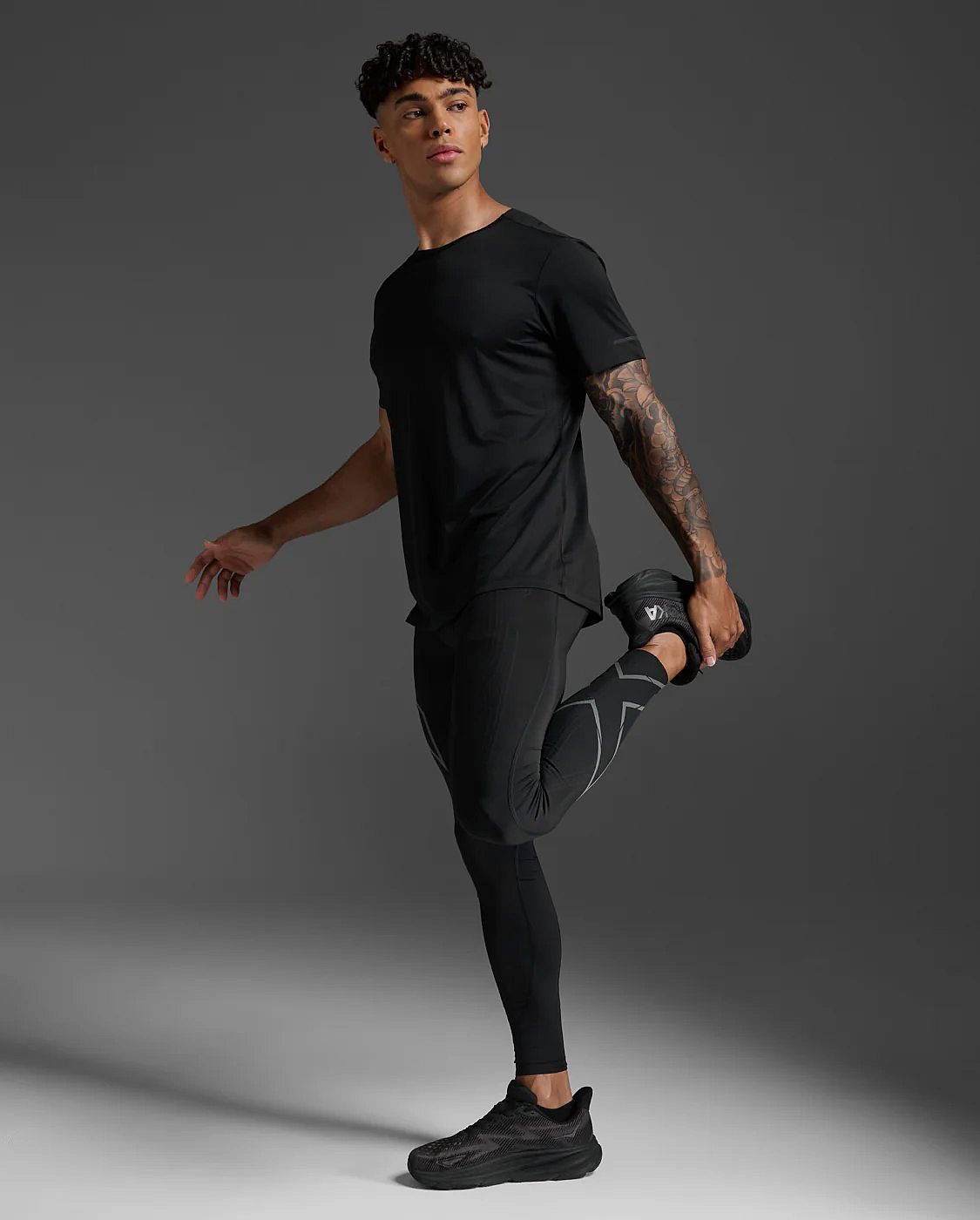 113513-2XU-Light-Speed-Tech-Tee-hardloopshirt-korte-mouw-Zwart-Reflecterend-Heren-afbeelding-1