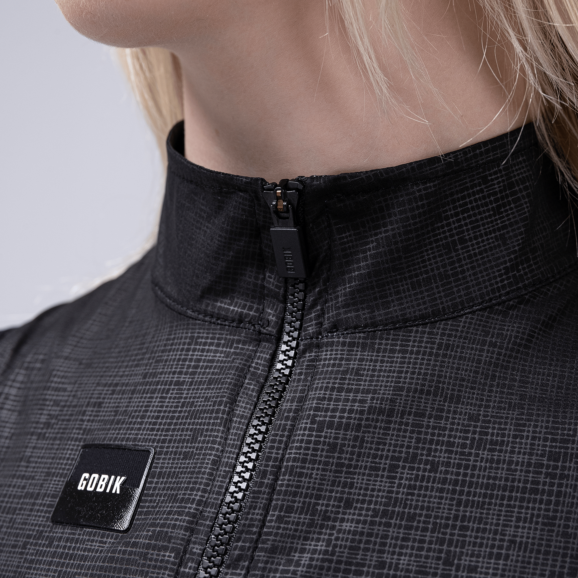 141597-Gobik-fietsvest-plus-2.0-blackcurrant-dames-afbeelding-3