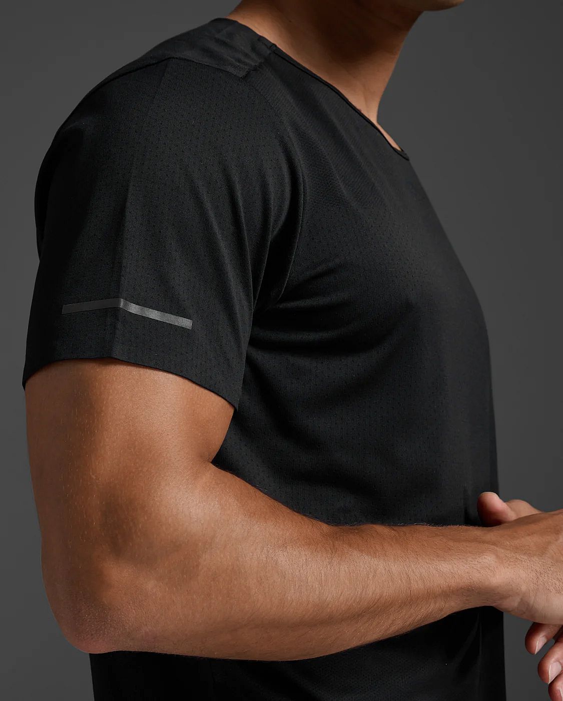 113512-2XU-Light-Speed-Tech-Tee-hardloopshirt-korte-mouw-Zwart-Reflecterend-Heren-afbeelding-3